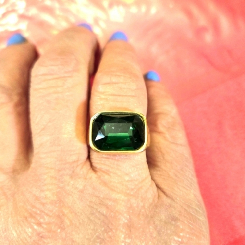 Ring Emerald Green Color Gold Plated Over Stainless Steel Ring - Picture 2 of 9
